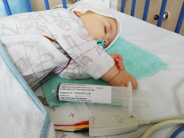 Ein Baby erhält eine Injektion mit dem Genpräparat Zolgensma gegen spinale Muskelatrophie.