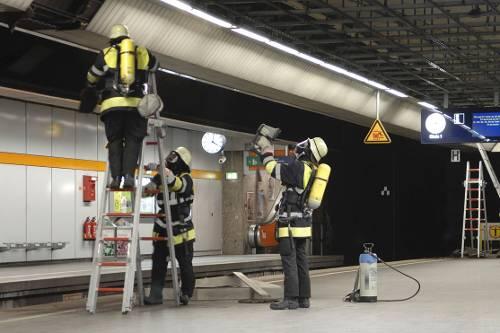 Feuerwehrmänner im Einsatz am Samstag am S-Bahnhof Marienplatz.