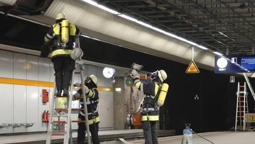 Feuerwehrmänner im Einsatz am Samstag am S-Bahnhof Marienplatz. Feuerwehrmänner im Einsatz am Samstag am S-Bahnhof Marienplatz.