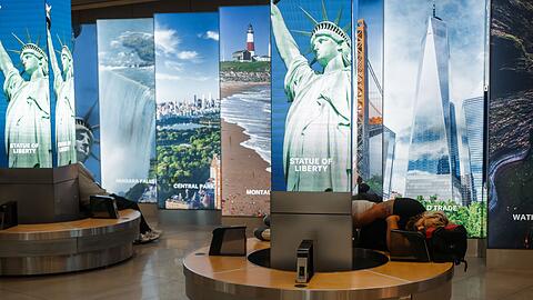 An vielen Flughäfen in den USA müssen Reisende sich auf lange Wartezeiten einstellen - so wie hier am LaGuardia International Airport in New York.
