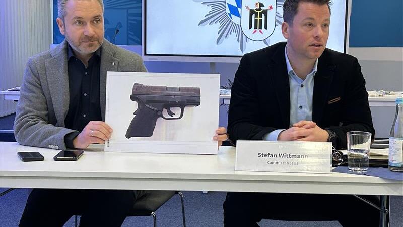 Polizeisprecher Christian Drexler und der Leiter des Kommissariats 51 Stefan Wittmann zeigen ein Foto der scharfgestellten Waffe, die im Fahrzeug des Trios sichergestellt worden ist.