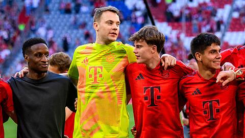 Jonathan Asp Jensen - rechts neben Torwart Manuel Neuer - wechselt nach Spanien. (Archivbild)