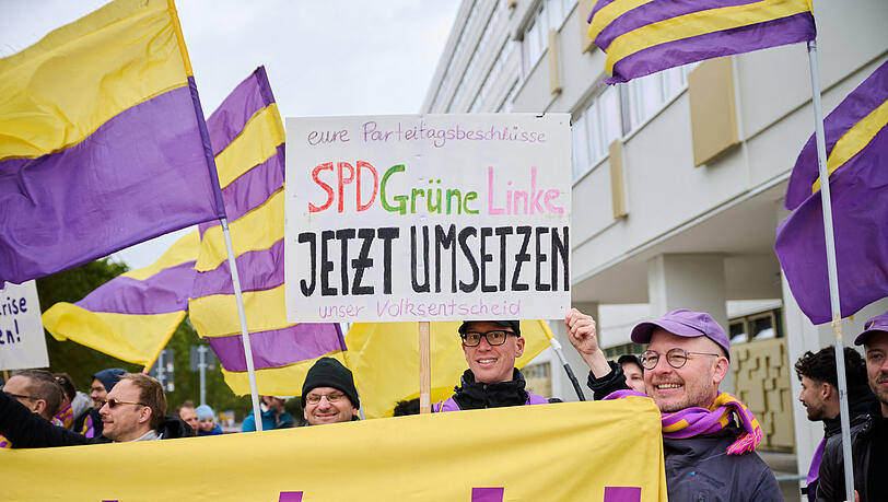 Vertreter der Initiative "Deutsche Wohnen + Co enteignen" demonstrieren vor dem Haus der Statistik. Die drei Parteien Die Linke, B&uuml;ndnis90/Die Gr&uuml;nen und die SPD haben sich in den Sondierungsgespr&auml;chen auf Vergesellschaftungen geeinigt.