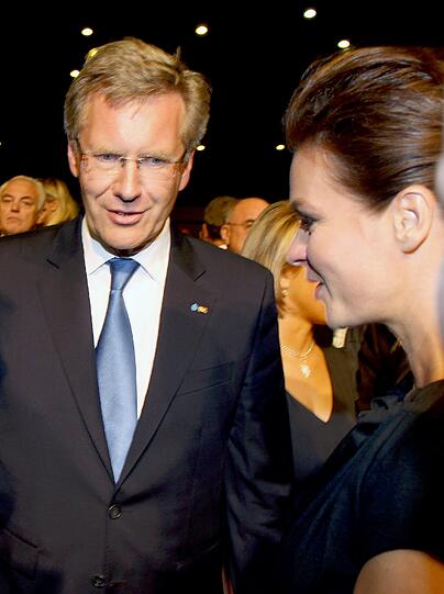 Kati Witt völlig aufgelöst: Das sympathische Olympia-Gesicht bricht bei der Bekanntgabe der Entscheidung in Tränen aus. Die Bilder