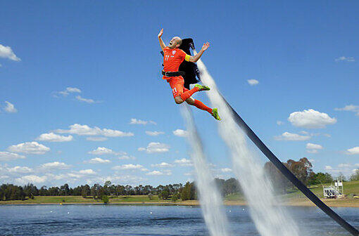Arjen Robben hebt mit einem Jetlev Flyer ab.