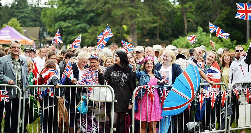 Hunderte Gratulanten säumten den Weg zur Kirche in Sandringham.