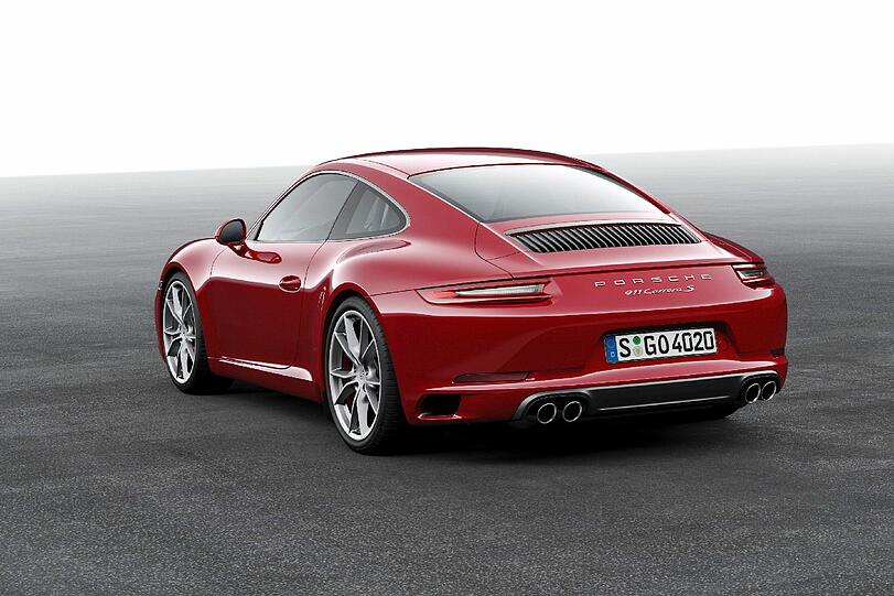 In der Heckansicht fällt Porsche-Kennern der neu gestaltete Heckdeckel mit vertikalen Lamellen und neuen Heckleuchten auf.