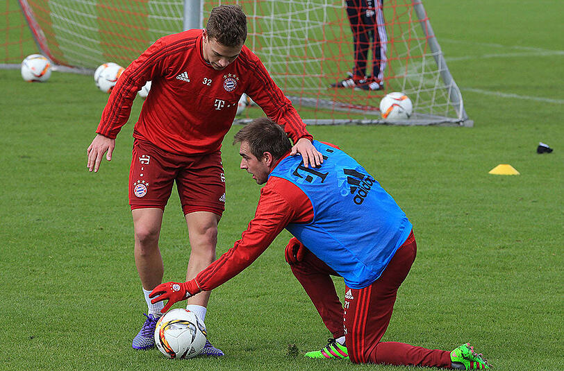 Auch der Kapitän Philipp Lahm kann den Youngster nicht stoppen.
