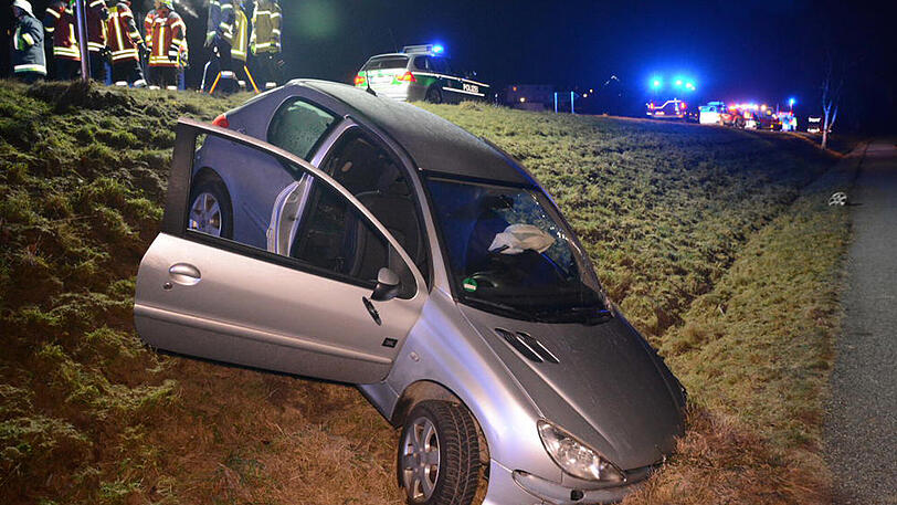 Auf der B388 im Landkreis Landshut kommt es zu einem schweren Unfall nach einem Reifenplatzer. Drei Personen werden verletzt.