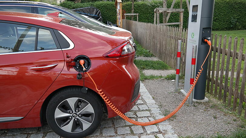 Wer so eine Gratis-Säule in der Nachbarschaft hat, fährt mit dem Ioniq konkurrenzlos preiswert.