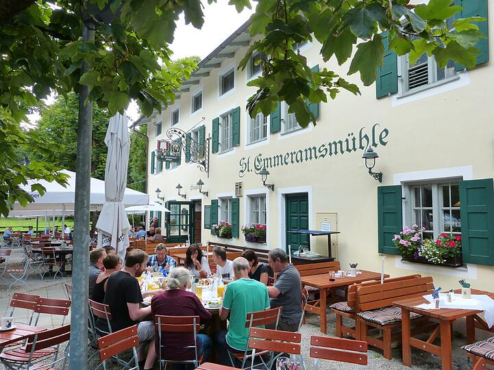 Der Startpunkt des Spaziergangs ist die Sankt Emmeramsmühle