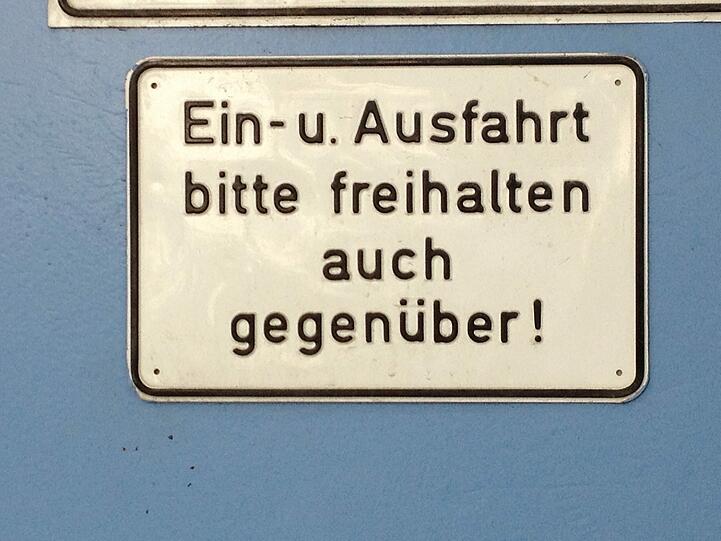 In diesen Innenhof in der Maxvorstadt darf man fast gar nichts - zumindest wenn es nach den Schildern geht.