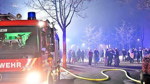 Das Feuer brach auf einem Balkon im zweiten Stock aus und griff auf die Wohnung über.