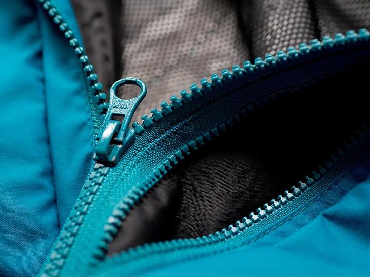 Detail einer Outdoor-Jacke. Viele Kinder und Jugendliche in Deutschland haben nach Angaben des Umweltbundesamts (UBA) zu viele langlebige Chemikalien im Blut.