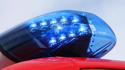 Das Blaulicht einer Feuerwehr leuchtet. Foto: Stephan Jansen/dpa/Symbolbild