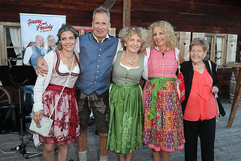 Die Familie von Cathy Hummels: Schwester Vanessa, Vater Alfred Fischer, Mutter Marion, Tante Karin Weikert und Großmutter Annemarie Messmann