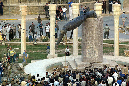 9, April 2003: in Bagdad fällt eine Statue Saddam Husseins