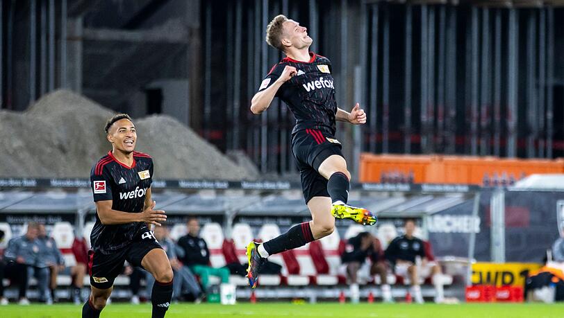 Union Berlins Paul Jaeckel (r) jubelt nach seinem Tor zum 0:1 mit Teamkollege Jamie Leweling (l).