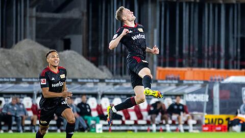 Union Berlins Paul Jaeckel (r) jubelt nach seinem Tor zum 0:1 mit Teamkollege Jamie Leweling (l).