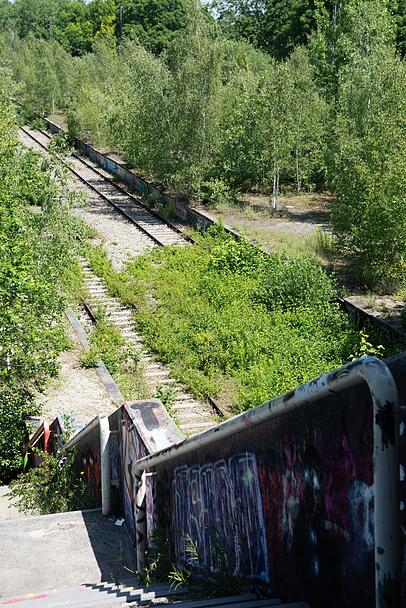 die alte Treppe von den Gleisen hoch zum stillgelegten Bahnhofsgebäude die alte Treppe von den Gleisen hoch zum stillgelegten Bahnhofsgebäude