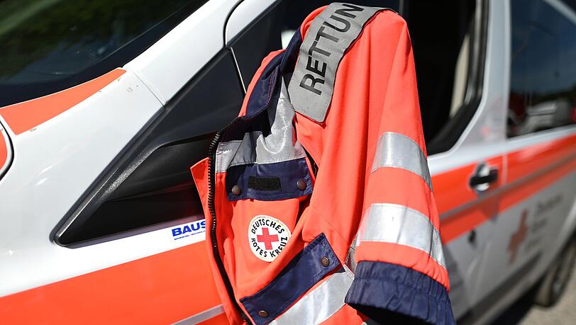 Beide Kinder kamen in Krankenhäuser - der Fahrer per Rettungshubschrauber. (Symbolbild)