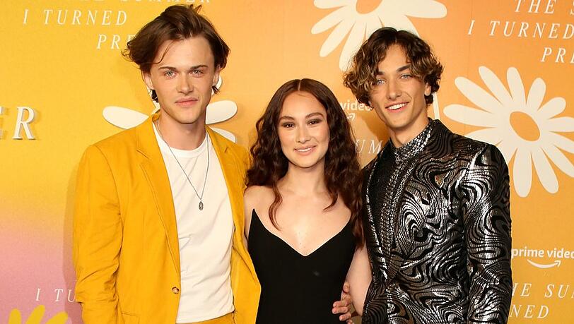 Christopher Briney (l.), Lola Tung und Gavin Casalegno sind durch die Romanze "Der Sommer, als ich schön wurde" weltweit bekannt geworden.