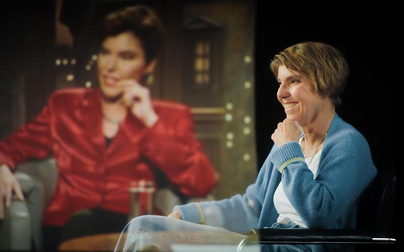 Sie kann noch dar&uuml;ber lachen, immerhin: Auch Moderatorin Bettina B&ouml;ttinger blickt kritisch auf den speziellen, oft m&auml;nnlich gepr&auml;gten Witz der 90er-Jahre.