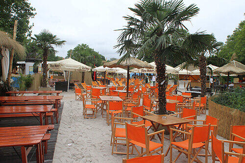 Gähnende Leere statt heißer Beachparty: Der Stadtstrand auf der Insel Schütt im August.
