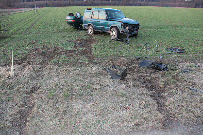 Schwerer Unfall bei Haiming: Der Fahrer des Peugeots wurde schwer verletzt von der Feuerwehr aus dem Wrack geborgen.