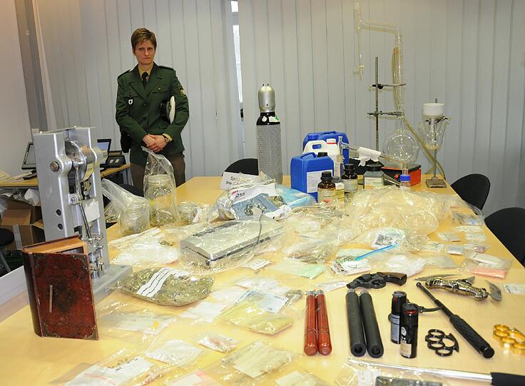 Schlagringe, Pistolen, Schlagstöcke: Dieses Waffen-Arsenal hat die Polizei in einer Münchner Drogen-Wohnung gefunden.