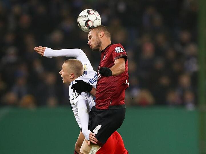 Hamburgs Jann-Fiete Arp (l.) und Nürnbergs Ewerton im Zweikampf um den Ball. Foto: Christian Charisius