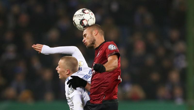 Hamburgs Jann-Fiete Arp (l.) und Nürnbergs Ewerton im Zweikampf um den Ball. Foto: Christian Charisius Hamburgs Jann-Fiete Arp (l.) und Nürnbergs Ewerton im Zweikampf um den Ball. Foto: Christian Charisius