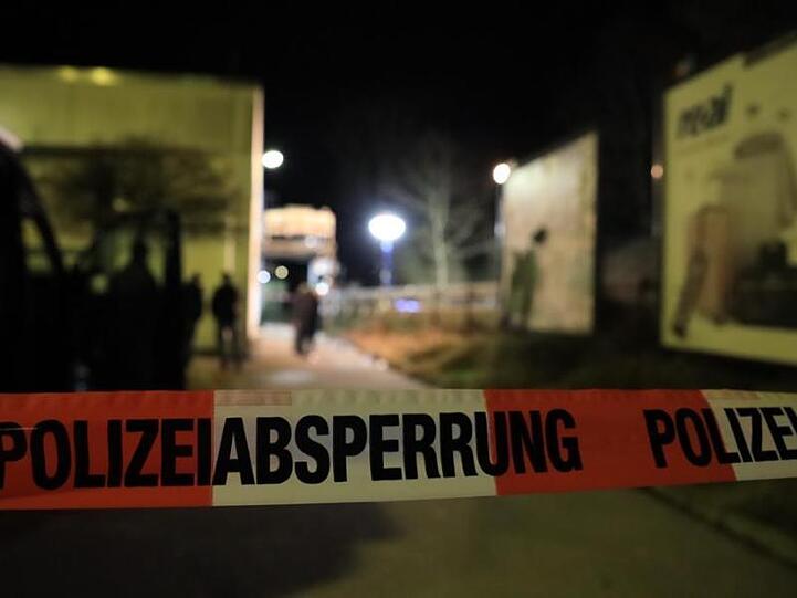 Ein Absperrband der Polizei hängt vor dem Tatort in Neumarkt. Foto: PFAE/Schreiner/-/dpa/Archivbild