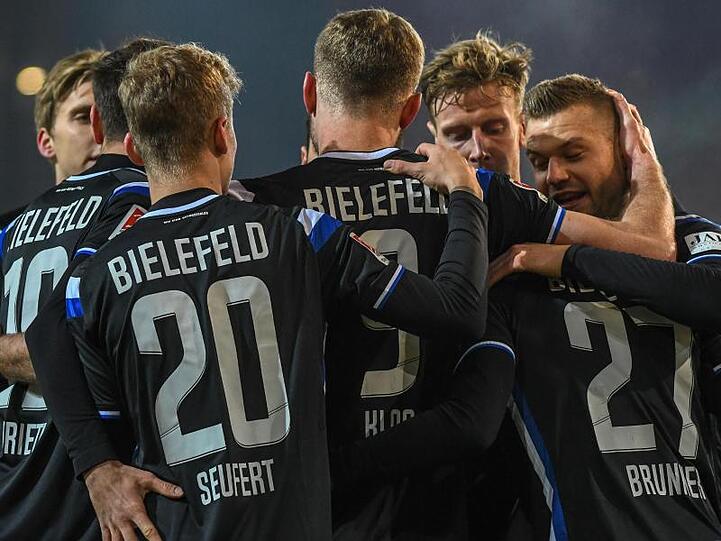 Die Mannschaft von Bielefeld jubelt nach dem 1:0 gegen Regensburg.