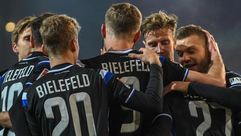Die Mannschaft von Bielefeld jubelt nach dem 1:0 gegen Regensburg. Die Mannschaft von Bielefeld jubelt nach dem 1:0 gegen Regensburg.