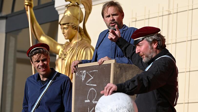 Die vergoldete Athene markiert wachsam den Ort: Athen, 399 vor Christus. Matthias Bartels, Theatertruppenleiter Konstantin Moreth als Sokrates und Franck Oskar Schindler im neuen Innenhof der Glyptothek bei "Akte Sokrates".