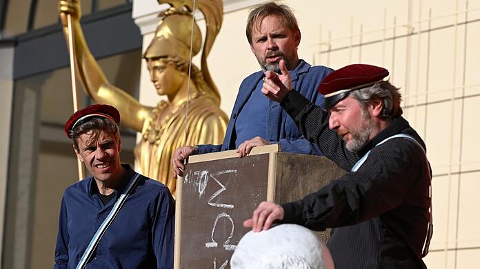 Die vergoldete Athene markiert wachsam den Ort: Athen, 399 vor Christus. Matthias Bartels, Theatertruppenleiter Konstantin Moreth als Sokrates und Franck Oskar Schindler im neuen Innenhof der Glyptothek bei "Akte Sokrates".