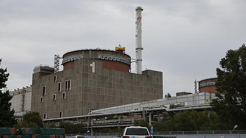 Eine Fahrzeugkolonne mit Mitgliedern der Internationalen Atomenergiebehörde (IAEA) trifft am 01.09.2022 im Kernkraftwerk Saporischschja ein.