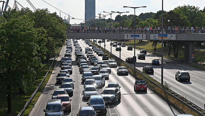 Viele Menschen pendeln nach München - mit dem Auto. Stau auf dem Mittleren Ring ist keine Seltenheit.