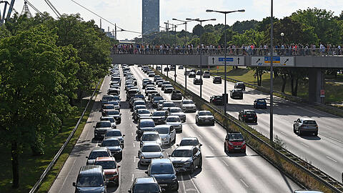 Viele Menschen pendeln nach München - mit dem Auto. Stau auf dem Mittleren Ring ist keine Seltenheit.