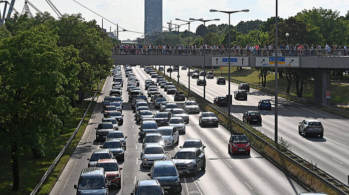 Viele Menschen pendeln nach München - mit dem Auto. Stau auf dem Mittleren Ring ist keine Seltenheit.
