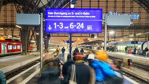 Kurzfristige Gleiswechsel sind die Fahrg&auml;ste ein gro&szlig;es &Auml;rgernis. (Archivbild)