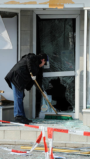 Einbrecher jagten in der Bank einen Geldautomaten in die Luft und richteten dabei einen Schaden von fast 200.000 Euro an. Die Bilder aus Pörnbach.