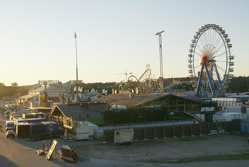 Ebenso sanft taucht die Morgensonne die noch nicht ganz fertige Wiesn in ein tolles Licht: Der AZ-Fotograf hat sich einen luftigen Aussichtspunkt gesucht.