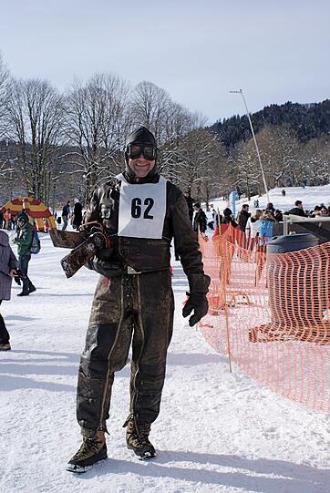 Mutige Fassdauben-Fahrer stürzen sich den Jaudenhang in Lenggries hinunter. Perfektes Bergwetter, gute Stimmung und Freibier machten die Veranstaltung zu einem gelungenen Event.