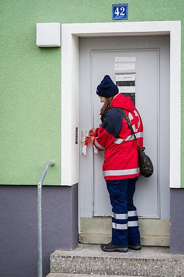 Mitarbeiter vom Roten Kreuz und vom Technischen Hilfswerk kontrollieren, ob alle Anwohner ihre Häuser verlassen haben.