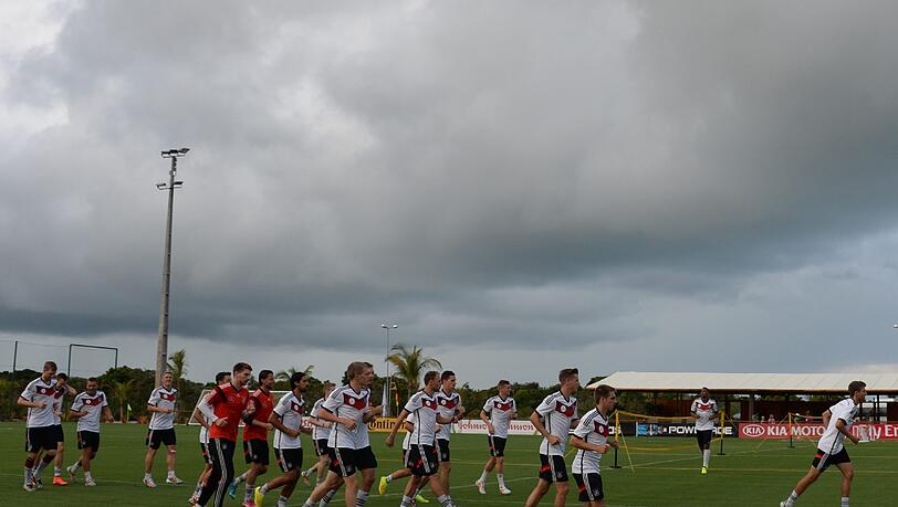 Am Freitag geht's für Jogis Männer das letzte Mal aus dem beschaulichen Campo Bahia auf Reisen. Es geht nach Rio, wo der Pokal wartet. Am Freitag geht's für Jogis Männer das letzte Mal aus dem beschaulichen Campo Bahia auf Reisen. Es geht nach Rio, wo der Pokal wartet.