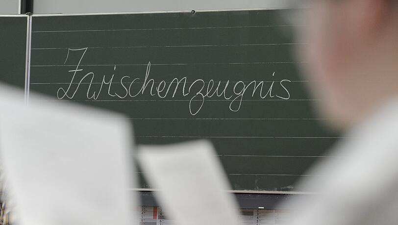 Eltern sollen die Noten ihrer Kinder nicht auf die Goldwaage legen, dazu rät der Lehrerverband. Eltern sollen die Noten ihrer Kinder nicht auf die Goldwaage legen, dazu rät der Lehrerverband.