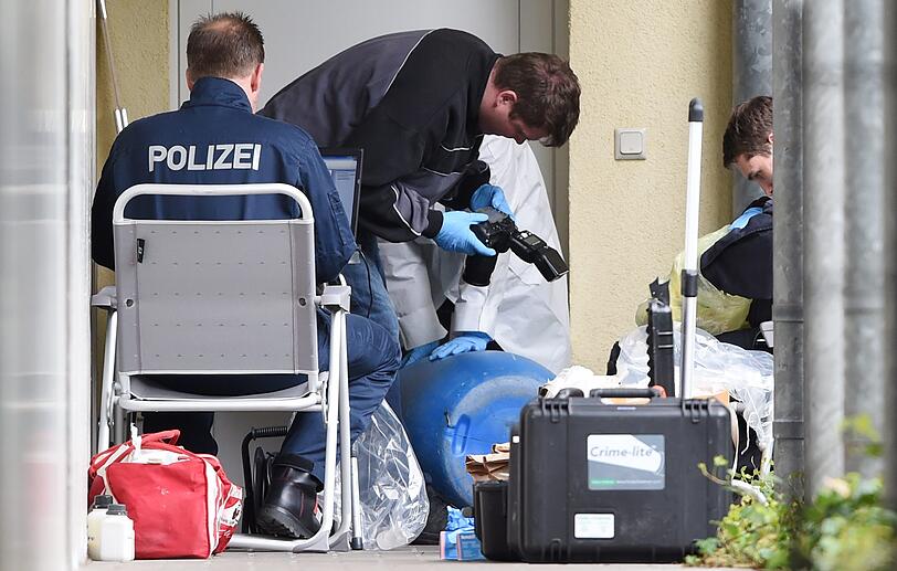 Bilder von der Wohnung des festgenommenen Pärchens - die Spurensicherung und Sprengstoffexperten untersuchen das Anwesen.