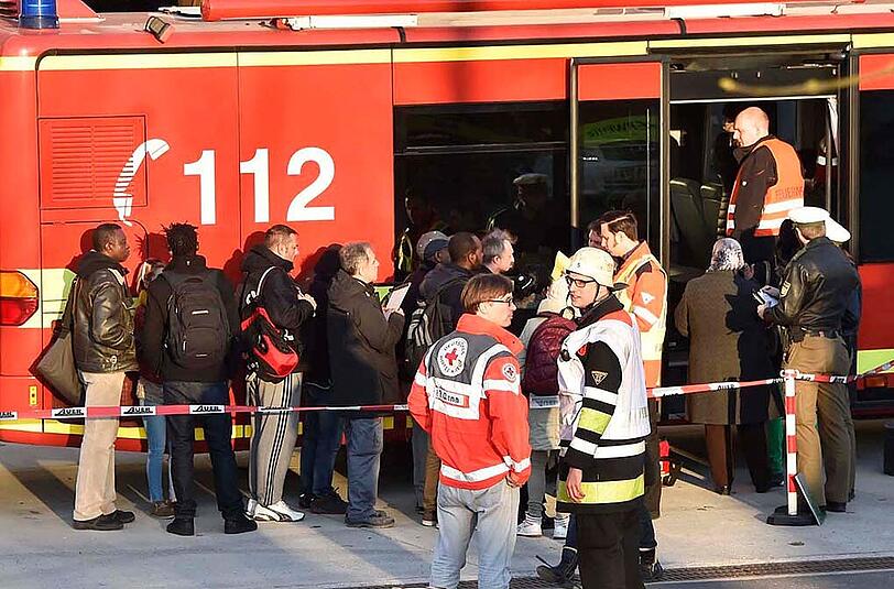 Nach erneuten Beschwerden am frühen Abend mussten sich rund 500 Mitarbeiter einer ärztlichen Untersuchung unterziehen.